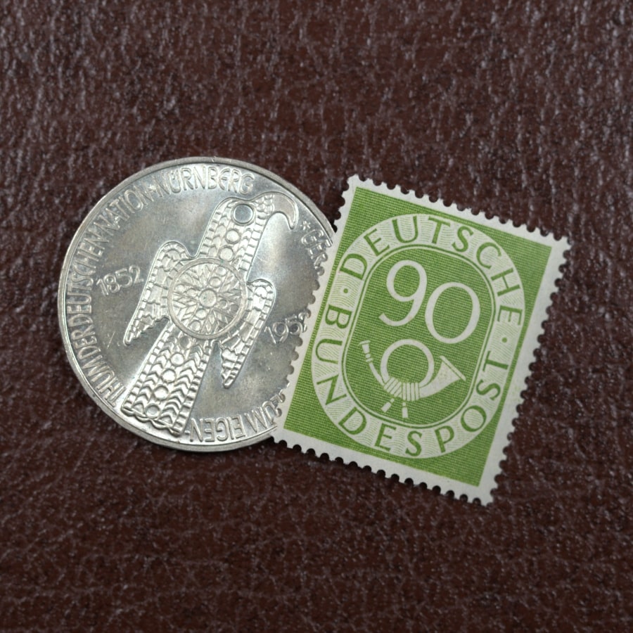 Münze und Briefmarke-min